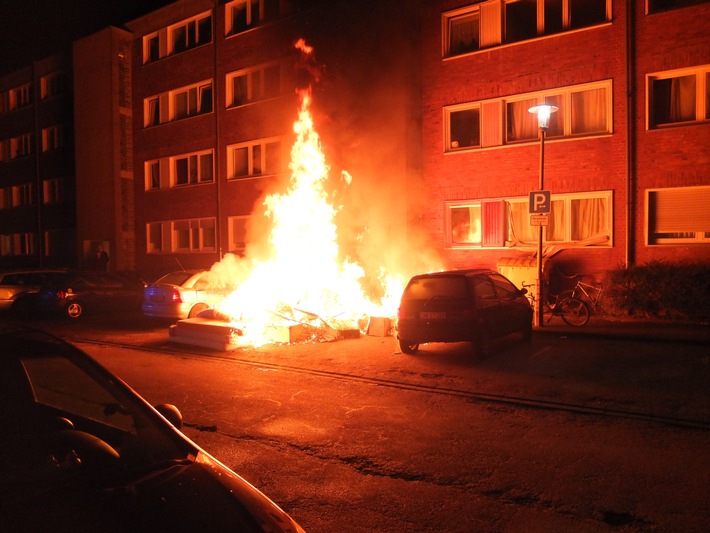 POL-DN: Sperrmüll geriet in Brand