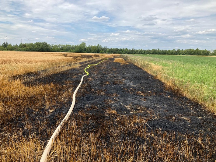 FW Grevenbroich: Einsatzreicher Freitag für die Feuerwehr Grevenbroich - Brände von PKW, Feld und Lagerhalle halten Feuerwehr in Atem