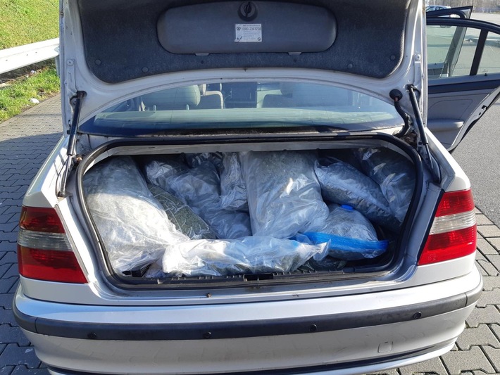 BPOL-BadBentheim: Kofferraum voller "Gras" / 17 Kilo Marihuana beschlagnahmt