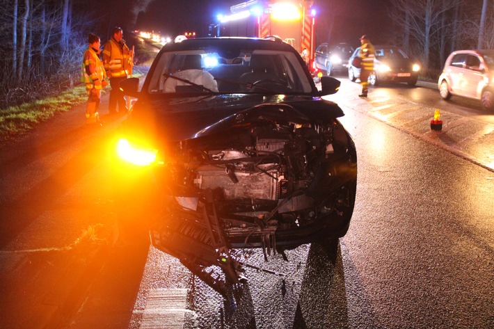 POL-AC: Reifen kollidiert mit Wagen - Fahrerin wird leicht verletzt