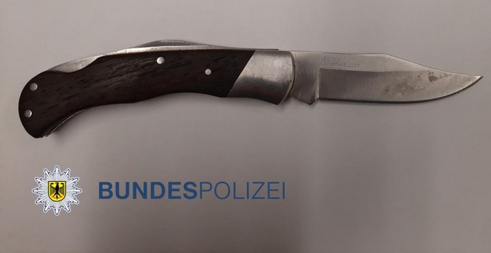 BPOL NRW: Messer griffbereit in der Tasche: Bundespolizei nimmt Wiederholungsdieb fest