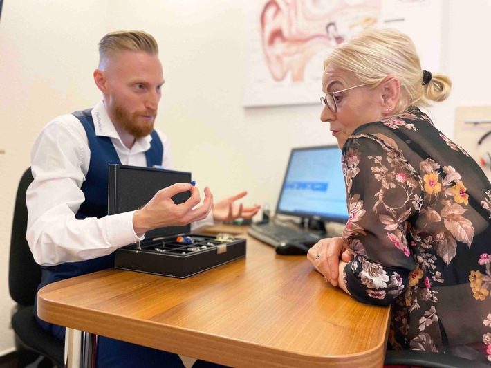 SZ Institut untersucht Preis-Leistungs-Verhältnis in der Hörakustik: Mit starker Leistung zum fairen Preis erreichen HörPartner Platz 1 im Branchen-Ranking