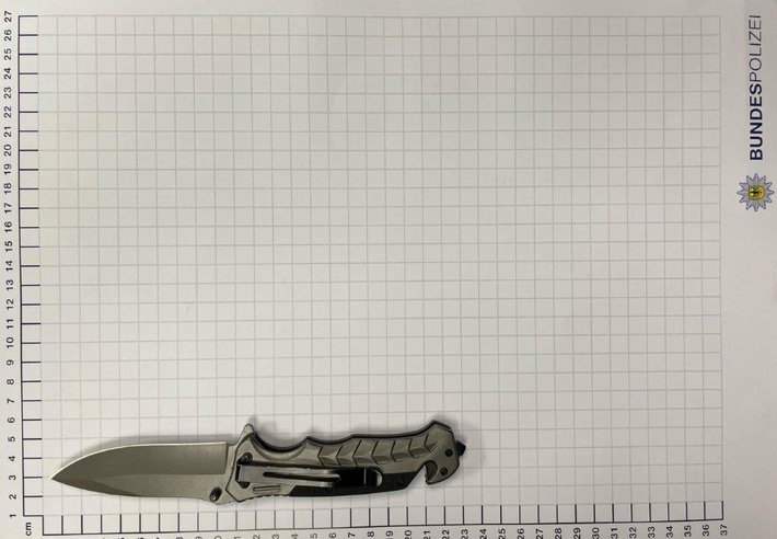 BPOL NRW: Mit Messer und Schlagstock im Bahnhof - Bundespolizei nimmt 21-Jährigen fest