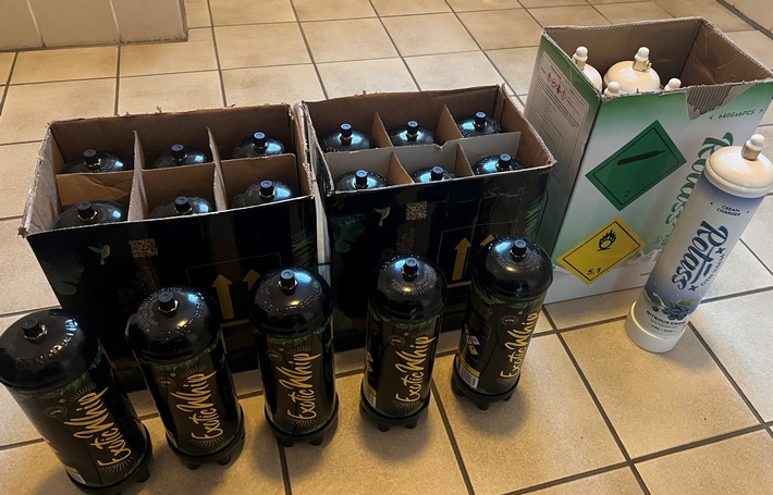 POL-GÖ: (133/2026) Zufallsfund bei Präventionseinsatz - Polizei beschlagnahmt 22 Kartuschen Lachgas, Schreckschusswaffen, größere Menge Bargeld und ca. 500 Gramm Cannabis in Herzberg