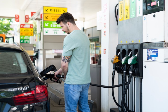 Wer an der Autobahn tankt, zahlt kräftig drauf / ADAC Vergleich der Kraftstoffpreise an Autobahntankstellen mit Tankstellen neben der Autobahn / Aufschlag von rund 40 Cent je Liter