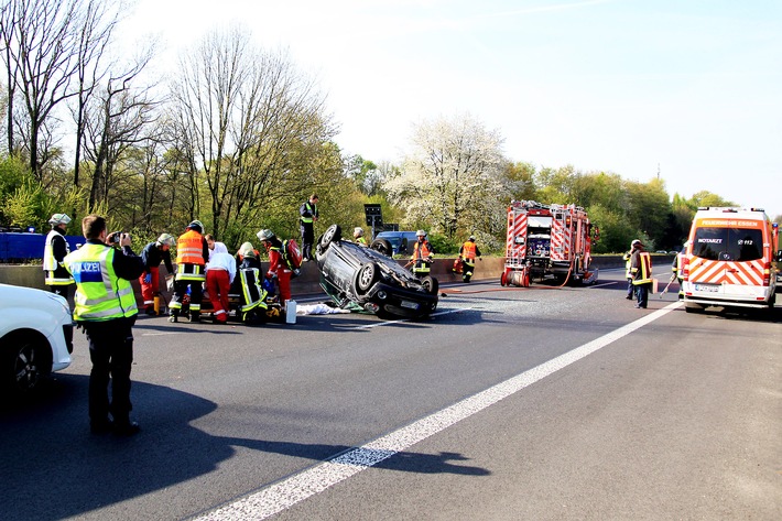 FW-E: PKW überschlagen auf der A52 Richtung Düsseldorf, ein Fahrer schwer verletzt