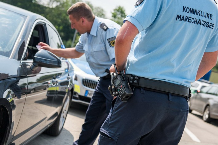BPOL NRW: 26.000,- Euro mit unbekannter Herkunft - Bundespolizei und Königliche Marechaussee stellen Geld bei Geschäftsmann sicher