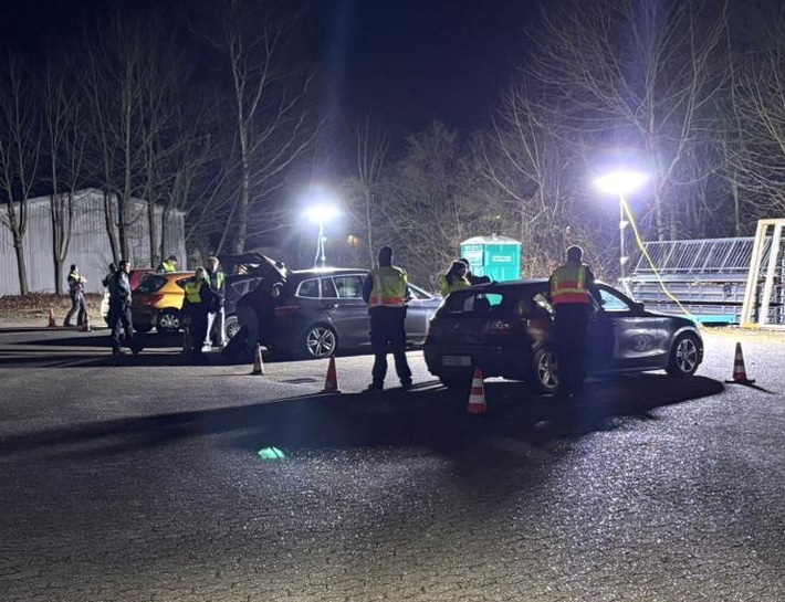 POL-STD: Polizei Jork sucht Unfallzeugen - Konkretisierung, Polizei und Zoll kontrollieren in Buxtehude über 100 Fahrzeuge - Autofahrer unter Drogen unterwegs, Zwei Autofahrer mit Alkohol am Steuer erwischt