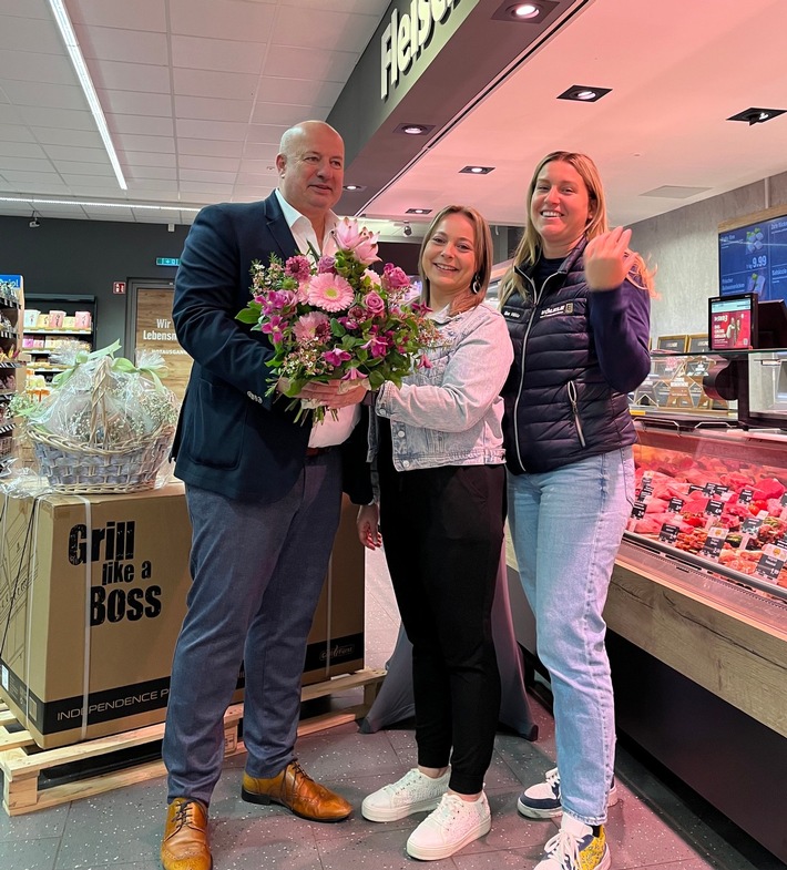 Presse-Information: Glückliche Gewinnerin eines Gasgrills