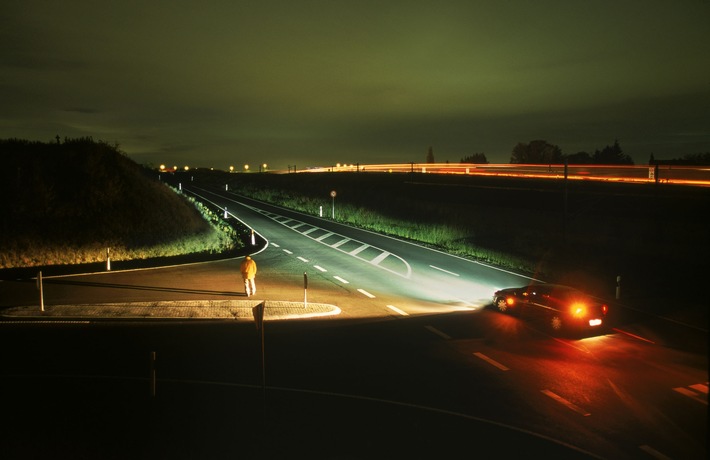 Opel AG: AFL - Adaptive Forward Lighting / Neue innovative Licht-Technologie für Opel Vectra und Signum / Opel bringt "mitlenkende" Bi-Xenon-Scheinwerfer in die Mittelklasse