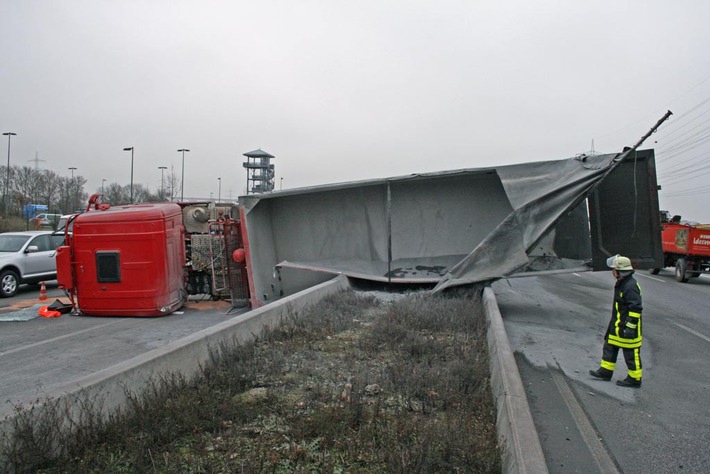 POL-F: 081216 - 1441 Autobahn A 5:  Sattelzug stürzt über Mittelleitplanke
(s. Foto)