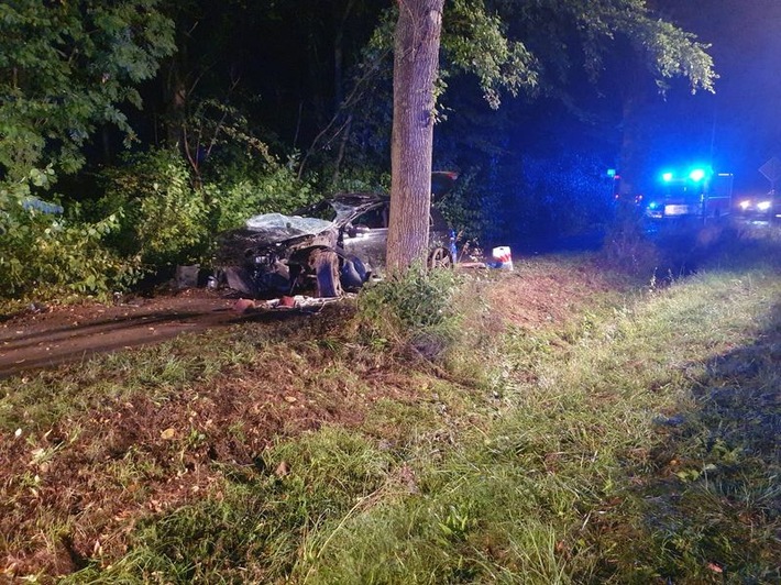 FW Lügde: Verkehrsunfall mit eingeklemmter Person