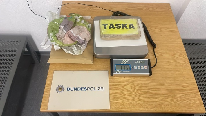 BPOL NRW: Bundespolizei nimmt 21-Jährigen auf der Autobahn 61 fest; der Mann hatte 1,15 Kilogramm Kokain unter der Rücksitzbank seines Autos versteckt.
