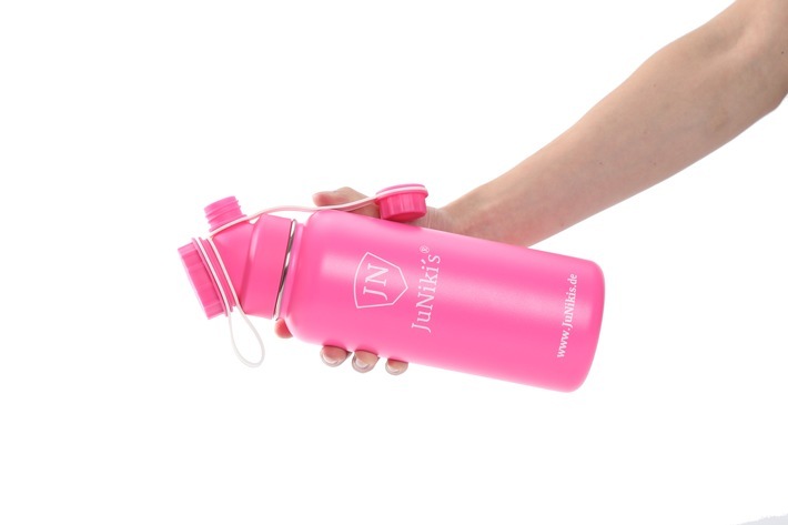 Neue JuNiki's Vakuum-isolierte Trinkflasche aus Edelstahl in Pink mit 1 Liter Volumen / Neueste Varianten noch bis 28.8. exklusiv bei KickStarter vorbestellen. Weiterer Text über ots und www.presseportal.de/nr/128666 / Die Verwendung dieses Bildes ist für redaktionelle Zwecke honorarfrei. Veröffentlichung bitte unter Quellenangabe: "obs/JuNiki´s Double Neck GmbH/Dr. Christian Kehlenbeck"
