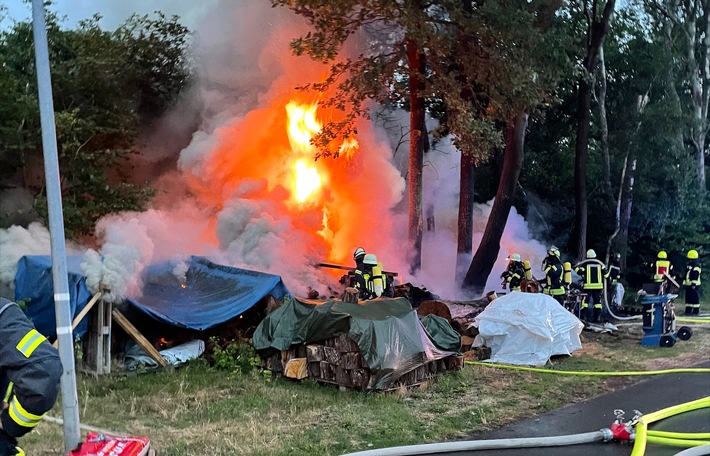 FW Lüchow-Dannenberg: Brennender Holzstapel löst Großeinsatz aus+++Feuerwehr ein Übergreifen auf den Wald verhindern+++ massiver Löschangriff bringt Feuer zügig unter Kontrolle