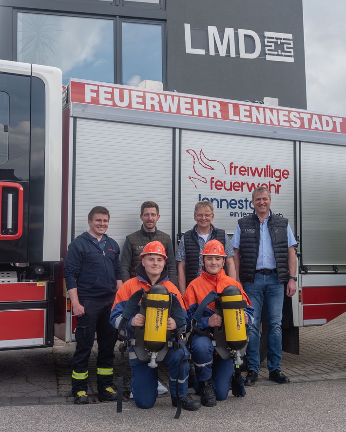 FW-OE: Neue &quot;Atemschutzgeräte&quot; für die Jugendfeuerwehr - Firma LMD aus Elspe macht es möglich