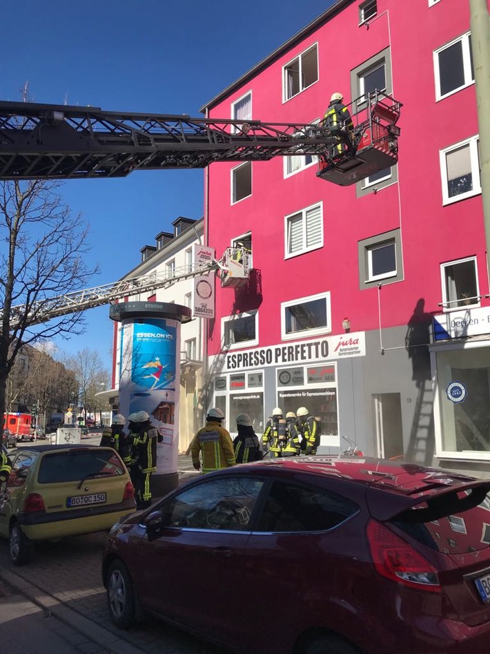 FW-BO: Menschenrettung über Drehleiter in der Bochumer Innenstadt