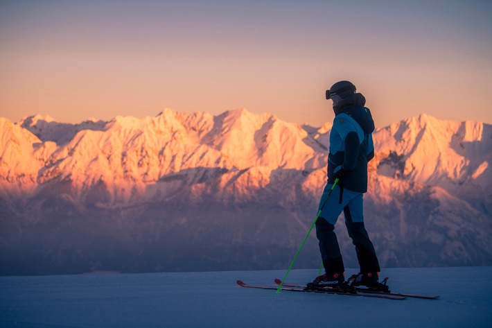 BILD zu OTS - Im Panorama-Skigebiet Glungezer in Tirol genießt man Ausblicke auf über 400 Alpengipfel.