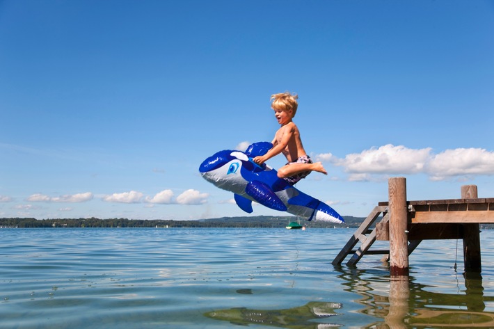 Urlaubszeit ist Badezeit / Im Sommer treibt es viele Deutsche an Badegewässer / Diese bergen jedoch auch ein hohes Verletzungsrisiko / Die Deutsche Vermögensberatung AG gibt Sicherheitstipps