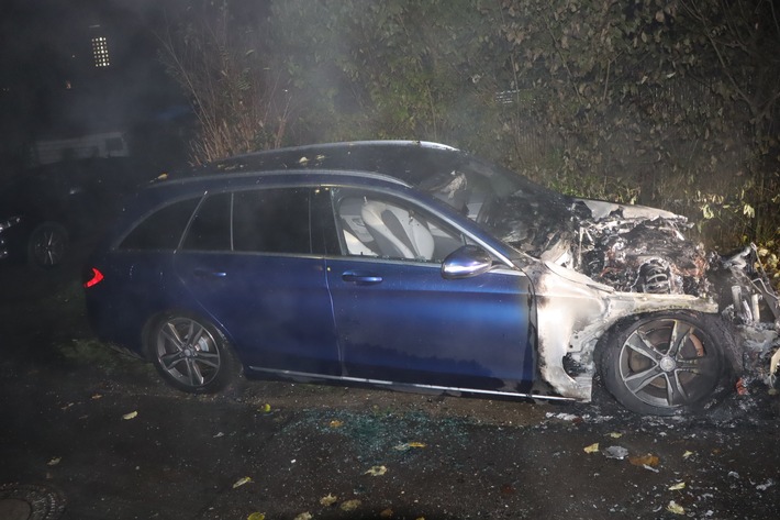 POL-MG: Gemeinsame Pressemitteilung der Polizei und Feuerwehr Mönchengladbach: Zeugensuche nach Brandstiftung an sieben Autos und einer Mülltonne
