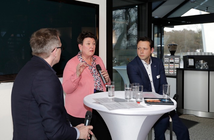 27.03.2019, Frankfurt: GWPR Deutschland Event zu Gast bei der Fraport AG, Paneldiskussion mit Gudrun Müller (Beauftragte für Diversity und Allgemeine Gleichbehandlung, Fraport) und Jürgen Harrer (Leiter Unternehmenskommunikation, Fraport) zum Thema »#welovediversity: Wie FRAPORT eine ,neue Normalität' schafft« Im Bild: Steffen Ball (Managing Director Ballcom GmbH und Moderator der Paneldiskussion), Gudrun Müller (Beauftragte für Diversity und Allgemeine Gleichbehandlung, Fraport), Jürgen Harrer(Leiter Unternehmenskommunikation, Fraport) (v.l.n.r.). Weiterer Text über ots und www.presseportal.de/nr/127418 / Die Verwendung dieses Bildes ist für redaktionelle Zwecke honorarfrei. Veröffentlichung bitte unter Quellenangabe: "obs/GWPR/Stefan Rebscher"