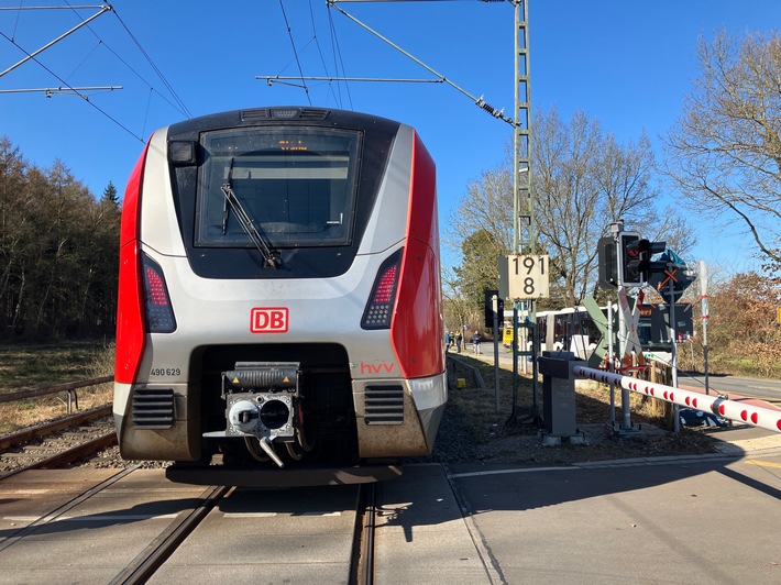 POL-STD: 22-jähriger Fahrer eines E-Scooter von S-Bahn erfasst und lebensgefährlich verletzt