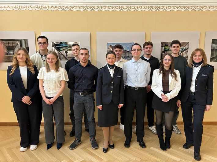 HZA-M: Berufseinsteiger beim Hauptzollamt München- Jetzt Karriere beim Zoll starten!