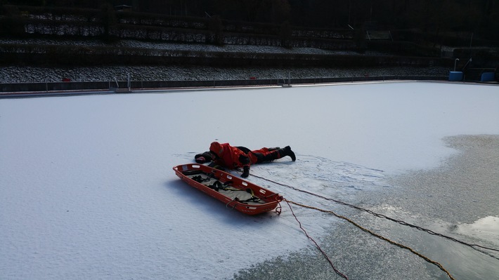 FW Menden: Eisrettungsübung im Bürgerbad Leitmecke