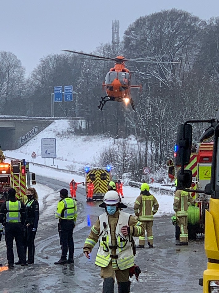 FW Ratingen: BAB 3: Verkehrsunfall mit 6 Verletzten