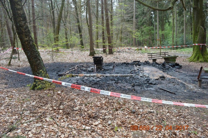 POL-NI: Holzhütte der Waldfreunde Nienstädt niedergebrannt