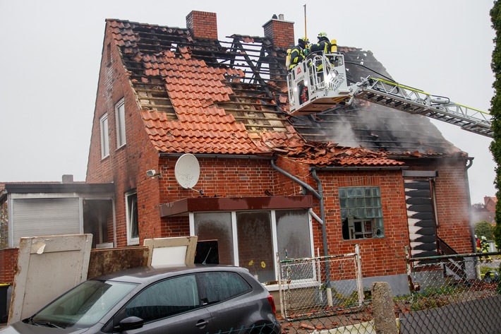 FW Lüchow-Dannenberg: Feuer zerstört Haus bei Dannenberg +++ Vater und zwei Kinder müssen ins Krankenhaus +++ Feuerwehr im Großeinsatz