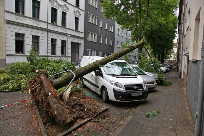 FW-E: Gewitter über Essen, Schäden südlich des Steeler Wasserturms