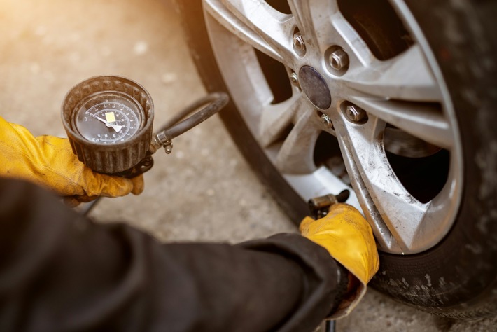 Der korrekte Luftdruck bei Autoreifen – Kontrollieren Sie oft genug und kennen Sie die Auswirkungen von zu wenig Reifendruck?