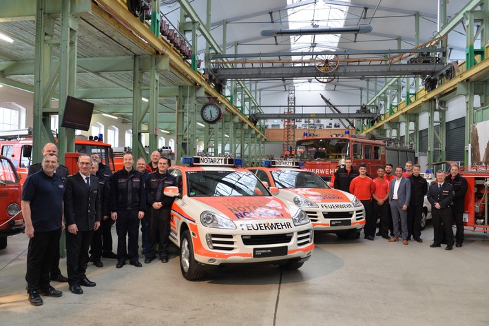 FW Stuttgart: Porsche-Notarzteinsatzfahrzeug an das Stuttgarter Feuerwehrmuseum übergeben