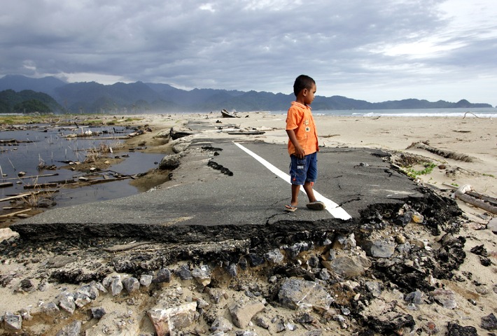 Zehn Jahre nach dem Tsunami: Hilfsorganisationen haben umfassende Lehren aus der Katastrophe gezogen / Bündnis Aktion Deutschland Hilft konnte mit Spendengeldern rund 3,5 Millionen Menschen helfen