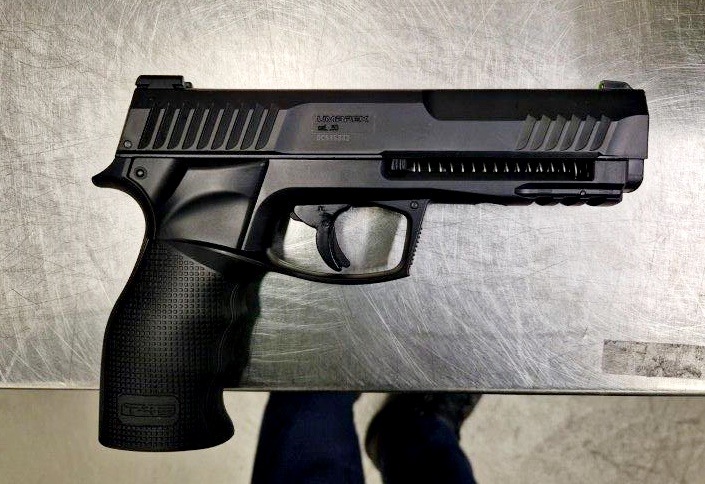 BPOL NRW: Bundespolizei stellt Waffen am Flughafen Köln Bonn sicher