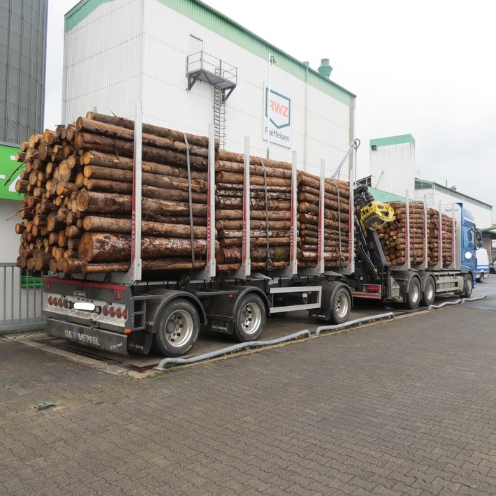 POL-PPTR: Polizei beanstandet eine Vielzahl von Lkw in den letzten zwei Tagen - dabei ein völlig überladener Holztransport