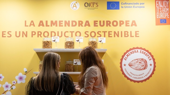 Stand für nachhaltige EU-Mandeln auf der Messe Fruit Attraction (Madrid), der die verschiedenen Sorten europäischer Mandeln ausstellt. / Weiterer Text über ots und www.presseportal.de/nr/169796 / Die Verwendung dieses Bildes für redaktionelle Zwecke ist unter Beachtung aller mitgeteilten Nutzungsbedingungen zulässig und dann auch honorarfrei. Veröffentlichung ausschließlich mit Bildrechte-Hinweis.