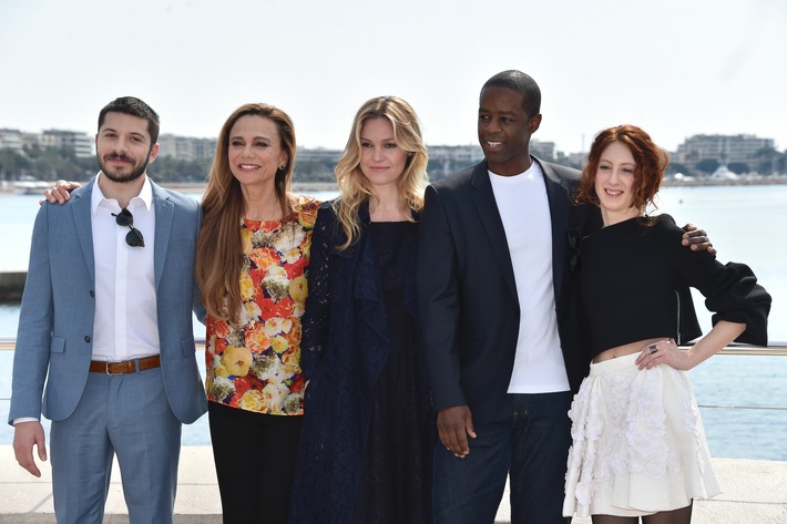 Paneuropäische Sky Originals Serie "Riviera" feiert erfolgreiche Weltpremiere in Cannes