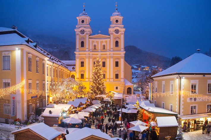 Advent in Mondsee mit Perchten, Christbäumen im See und viel Vorfreude auf das Weihnachtsfest