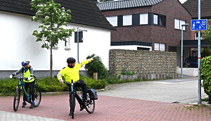 POL-ST: Rheine, Mit einem Polizisten zur Schule