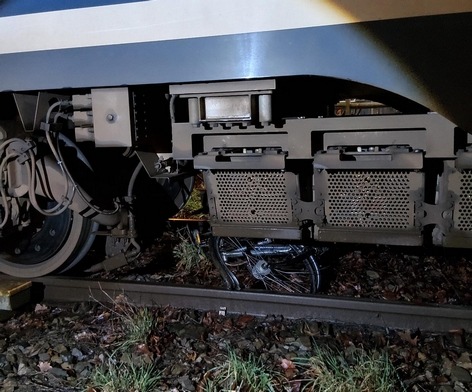 BPOL-FL: Zug überfährt im Gleis liegendes Fahrrad - Polizeieinsatz und Zugverspätungen