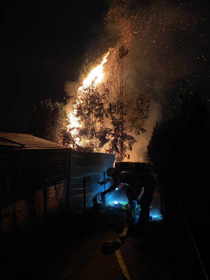 FW Lehrte: Feuer in Kleingartenkolonie