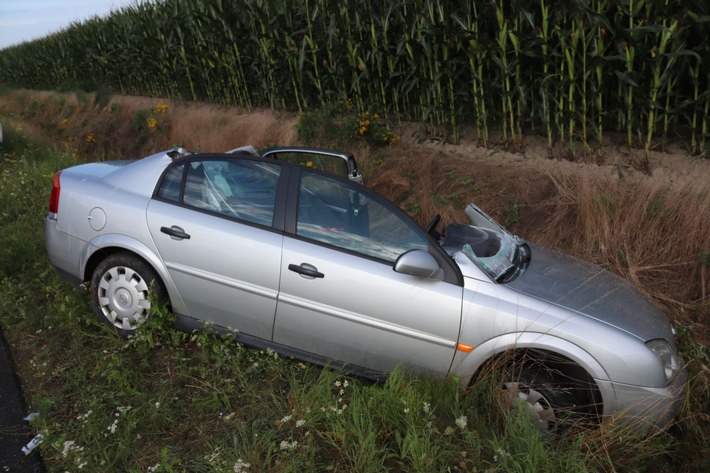 POL-COE: Nottuln, B525/ Mit Auto in den Graben