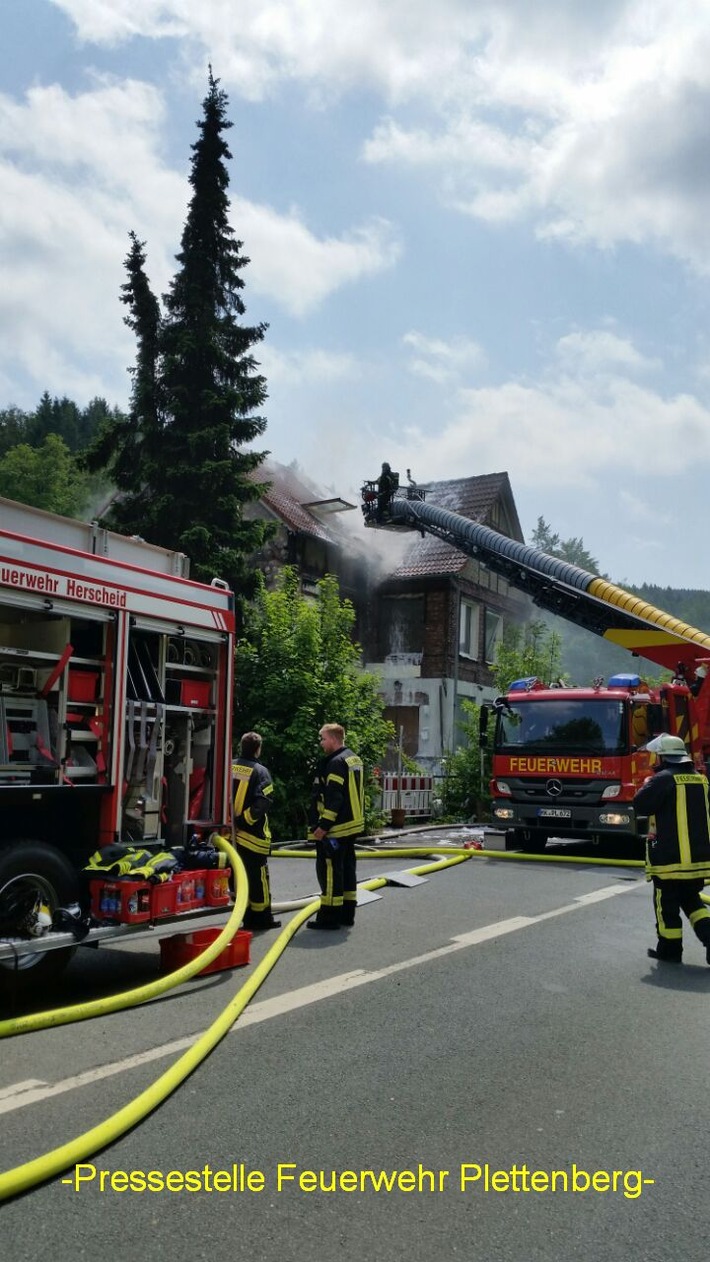 FW-PL: Plettenberger Feuerwehr bei Großfeuer in Herscheid im Einsatz