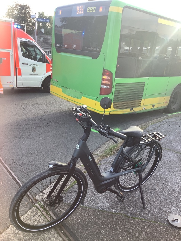 FW-OB: Verkehrsunfall zwischen Linienbus und Radfahrerin