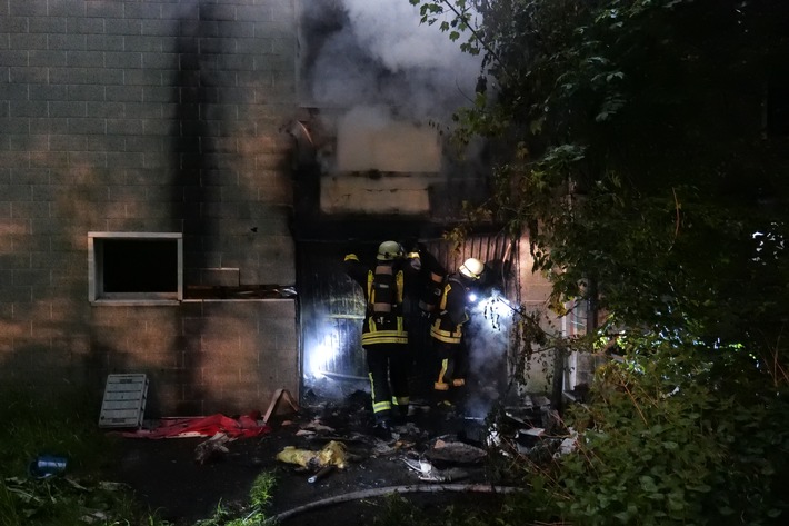 FW-DO: Feuerwehr Dortmund löscht Brand in einem leerstehenden Haus