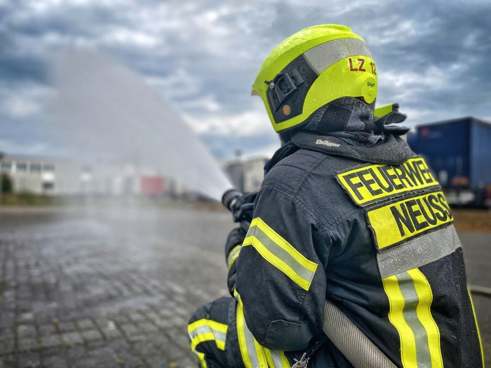 FW-NE: Feuerwehr verhindert Hallenbrand | LKW brennt in Werkstatt im Hafen