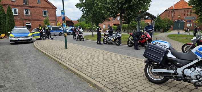 POL-LG: ++ weitere Schwerpunktkontrollen &quot;Verkehrssicherheit&quot; ++ Motorradfahrer und Auto-Poser im Amt Neuhaus und Bleckede im Visier ++ 71 Fahrzeuge kontrolliert ++ 15 Verstöße geahndet ++ Weiterfahrt ...