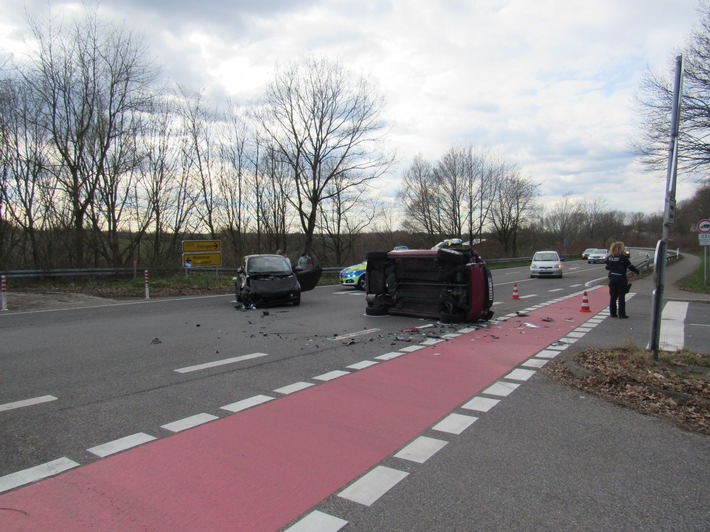 POL-ME: Leicht verletzt und Fahrzeug auf der Seite - Mettmann - 2103100